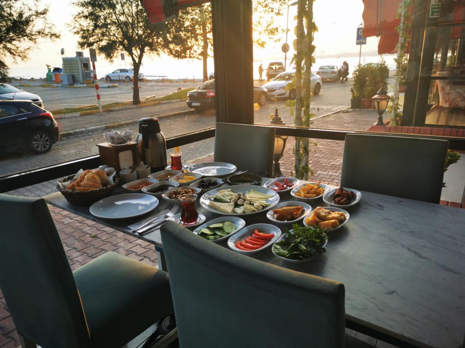 Asim Ve Nurhan Kocabiyik Oegretmenevi Istanboel Buitenkant foto